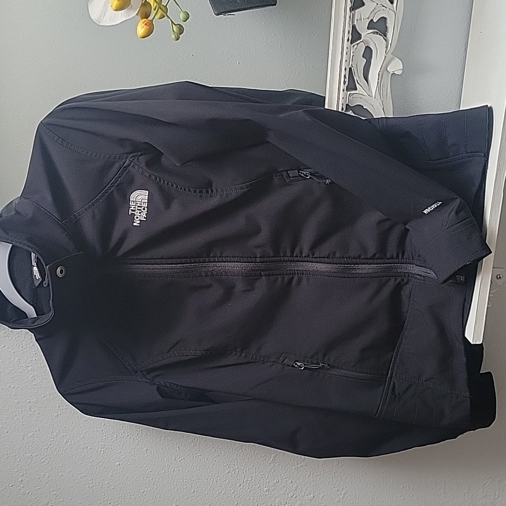 WOMANS NORTH FACE WINDWALL JACKET SIZE S